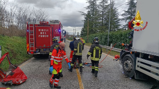 Sassoferrato - Grave incidente stradale tre due autocarri